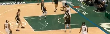 世俱杯下注网站-哈达威个人5投0中后直冲篮筐双手暴扣得手，次节取得首分