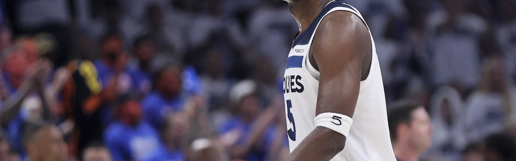 世俱杯买球网站-助力梦想！爱德华兹为休斯敦学生捐赠150双签名球鞋AE1