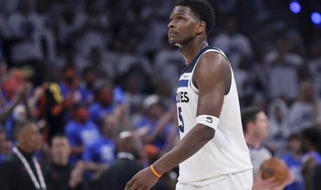 世俱杯买球网站-助力梦想！爱德华兹为休斯敦学生捐赠150双签名球鞋AE1